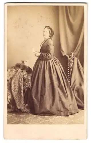 Fotografie T. Rodger, St. Andrews, Dame im Kleid mit Haarschmuck