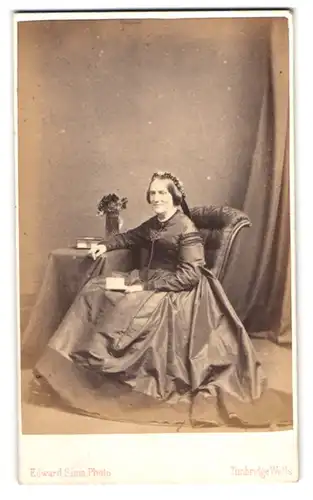 Fotografie Edward Sims, Tunbridge Wells, ältere Dame im seidenen Kleid mit Kopfbedeckung