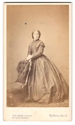 Fotografie London School of Photog., London, junge Frau im dunklen Kleid mit Brosche, 1864
