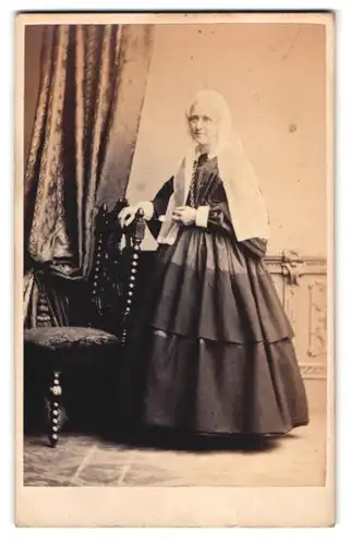 Fotografie C. T. Newcombe, London, ältere Dame im dunklen Kleid mit heller Kopfbedeckung