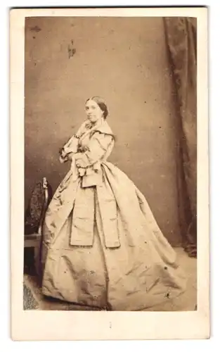 Fotografie Ross & Thomson, Edinburgh, junge schottische Frau im hellen Kleid mit aufgestütztem Arm