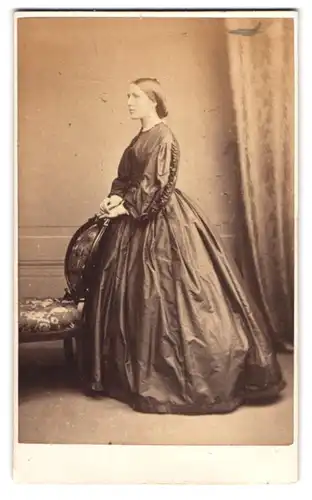 Fotografie John Moffat, Edinburgh, junge Schottin im dunklen Kleid stehend am Stuhl