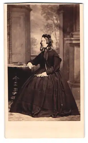 Fotografie Henry Jackson, Fishguard, älter Dame aus Wales im dunklen Kleid mit Haube und Häkelnadeln in der Hand