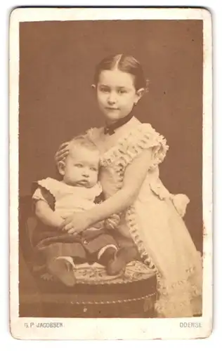 Fotografie G. P. Jacobsen, Odense, junges dänisches Mädchen mit ihrem kleinen Geschwisterkind im Arm, Geschwisterliebe