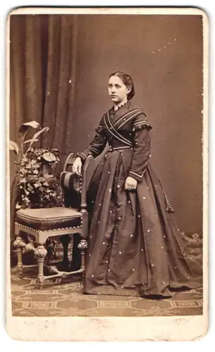 Fotografie Josef Böttinger, Pilsen, junge Dame im dunklen Kleid mit Punkten