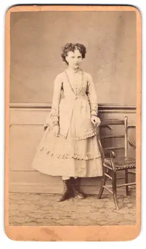 Fotografie Jan Frank, Klattau, junges Mädchen Betty im hellen Kleid mit Halskette