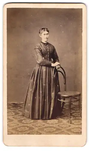 Fotografie Jan Frank, Klattau, Dame im gestreiften Kleid