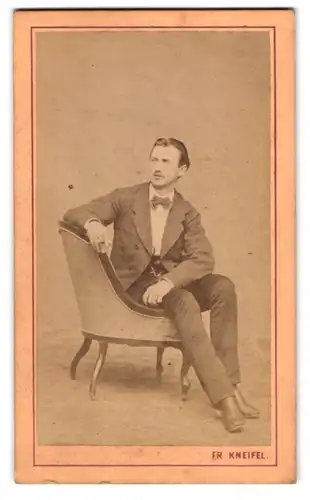 Fotografie Fr. Kneifel, Klattau, junger Mann im Anzug mit Fliege