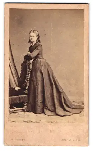 Fotografie B. Loudet, Buenos Aires, junge Argentinierin im dunklen Kleid mit Korkenzieherlocken, 1867