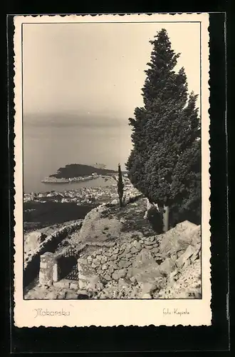 AK Makarska, Blick von einer Anhöhe auf den Küstenort