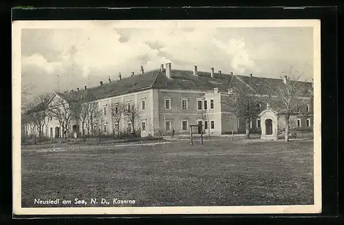 AK Neusiedl am See, Kaserne mit Kapelle auf dem Aussengelände