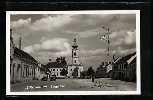 AK Jennersdorf, Ortspartie mit Kirche und Schule, Automobile