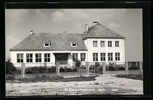AK Klein Warasdorf, Grosses Gebäude mit Vorgarten, von der Strasse gesehen