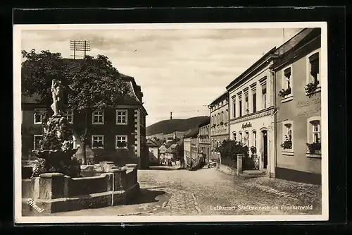 AK Stadtsteinach /Frankenwald, Marktplatz mit Brunnen und Apotheke