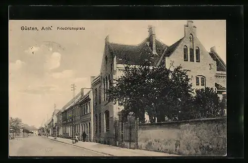 AK Güsten /Anh., Friedrichsplatz mit Geschäften
