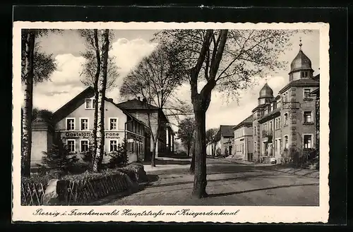 AK Pressig i. Frankenwald, Hauptstrasse mit Gasthaus zur Krone und Kriegerdenkmal