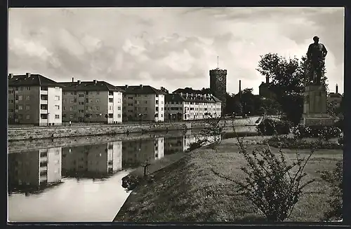 AK Heilbronn a. N., Flusspartie mit Denkmal und Wohnhäusern