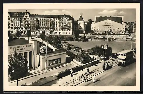 AK Berlin, Friedrichstrasse mit Friedrichstadtpalast und Deutsches Hygiene Museum