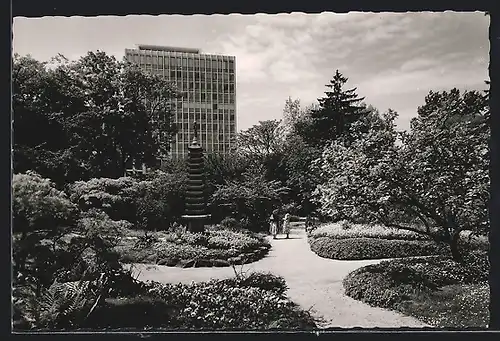 AK Karlsruhe i. B., Stadtgarten, Japan-Garten mit Blick auf ein Hochhaus