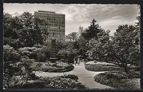 AK Karlsruhe i. B., Stadtgarten, Japan-Garten mit Blick auf ein Hochhaus