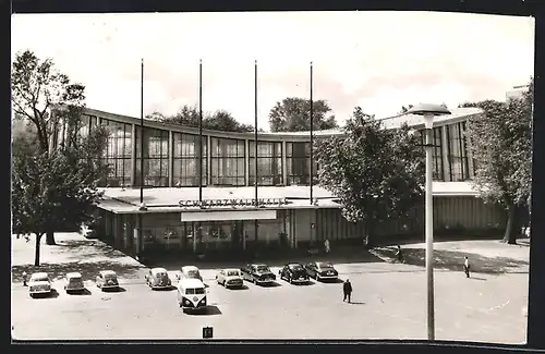 AK Karlsruhe i. B., Die Schwarzwaldhalle, Parkplatz vor der Halle mit VW-Bulli