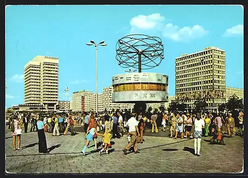 AK Berlin, Hauptstadt der DDR, Uraniasäule mit Weltzeituhr, Partie auf dem Alexanderplatz