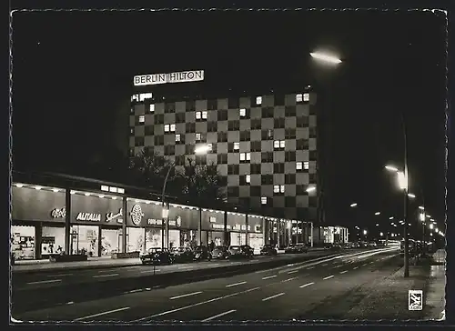 AK Berlin, Das Hotel Hilton bei Nacht