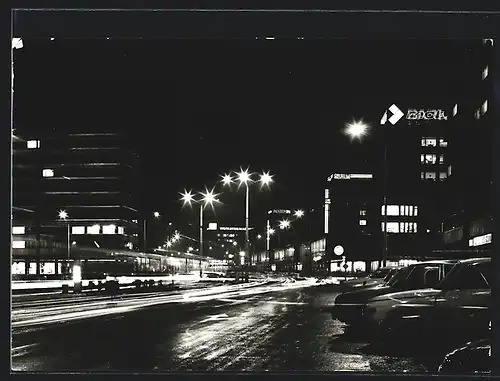 AK Karl-Marx-Stadt, Strasse der Nationen mit Geschäftshäusern und Strassenbahn bei Nacht