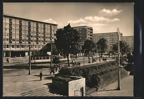 AK Karl-Marx-Stadt, Strassenbahn und Passanten auf der Strasse der Nationen