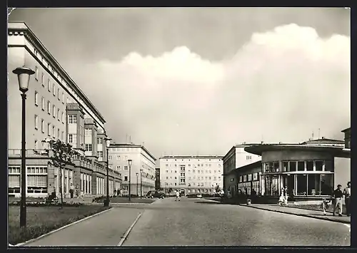 AK Rostock-Reutershagen, Ernst-Thälmann-Strasse mit Passanten
