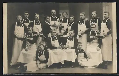 AK Fürth, Junge Männer mit Kochschürzen und Biergläsern