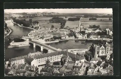 AK Montereau, Vue aèrienne sur le Confluent de l`Yonne et de la Seine, l`Eglise N.-D. et St-Loup
