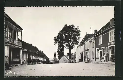 AK Sanvigny-en-Revermont, La Mairie et la Place