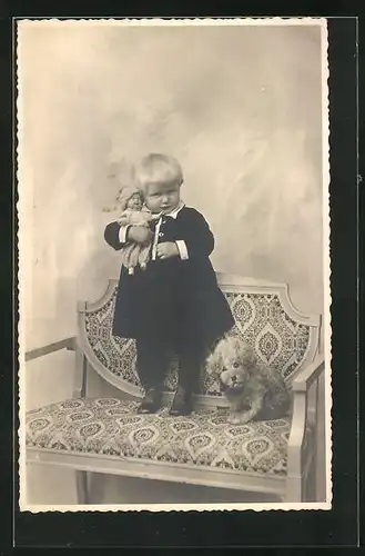 Foto-AK Kleinkind mit Puppe und Plüschtier, Stoffhund