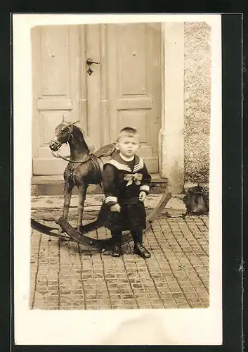 Foto-AK Kleinkind mit Schaukelpferd