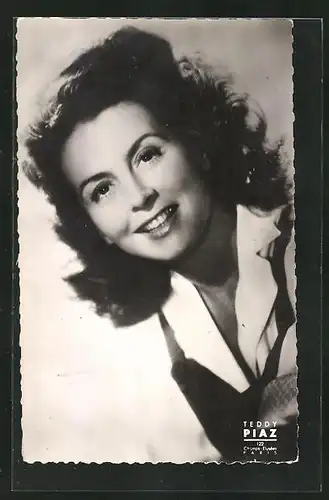 AK Schauspielerin Renee Saint-Cyr mit fröhlichem Gesicht