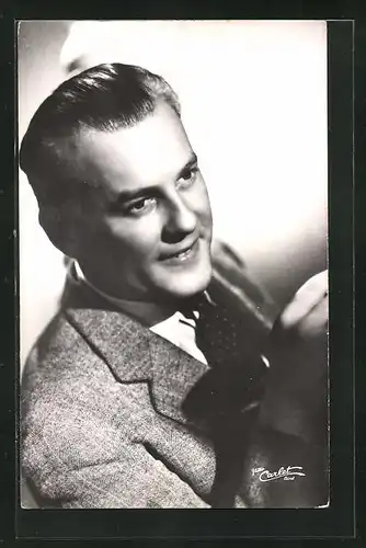 AK Schauspieler Raymond Rouleau mit gepunkteter Krawatte