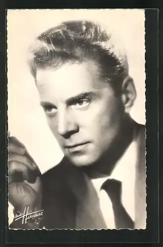 AK Schauspieler Jean Pierre Aumont mit ernstem Blick