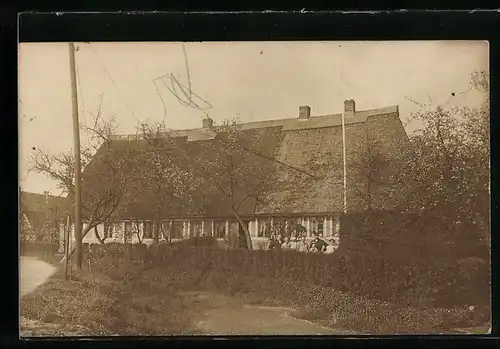 Foto-AK Huttfleth, Reetgedecktes Wohnhaus mit Bewohnern und Strassengraben