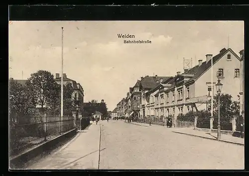 AK Weiden, Bahnhofstrasse mit Passanten