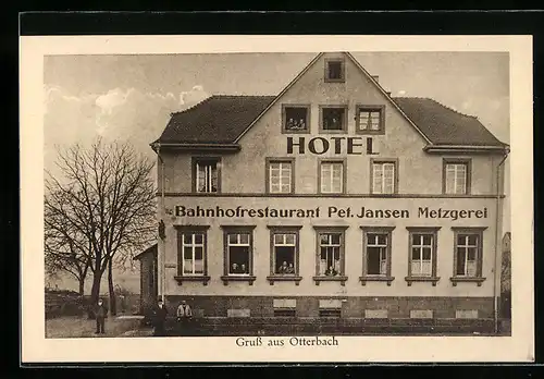 AK Otterbach, Hotel-Bahnhofrestaurant P. Jansen, Strassenansicht mit Gästen in den Fenstern