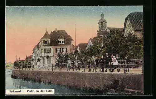 AK Neckarsulm, Ortspartie mit Kirche, Uferstrasse und Einwohnern, von der Sulm gesehen