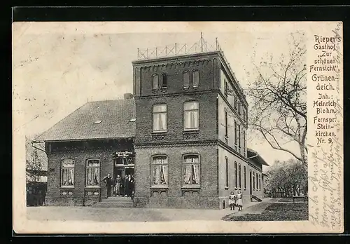 AK Grünendeich bei Steinkirchen, Gasthof zur schönen Fernsicht H. Blohm, Strassenansicht mit Wirtsleuten