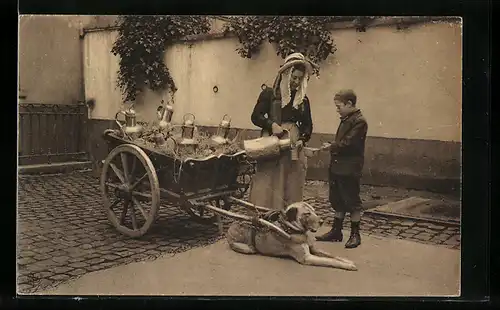 AK Vlaamsche Melkvrouw, Frau und Sohn mit Hundegespann voller Gefässen