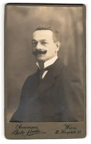 Fotografie American Photo-Studio, Wien, Hauptstr. 58, Eleganter Herr mit Schnauzbart