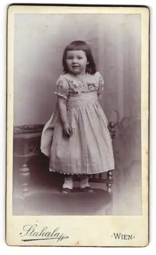 Fotografie Stahala, Wien-Josefstadt, Langegasse 46, Kleines Mädchen im hübschen Kleid