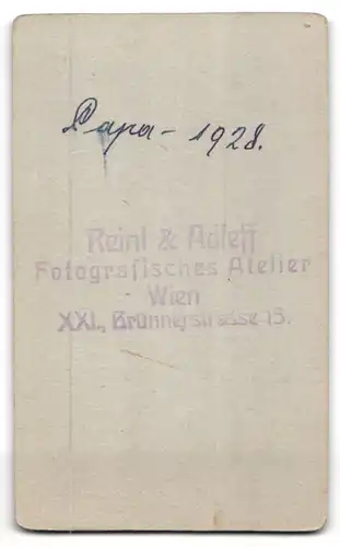 Fotografie Reinl & Adleff, Wien, Brünnerstr. 15, Eleganter Herr mit Brille und Oberlippenbart