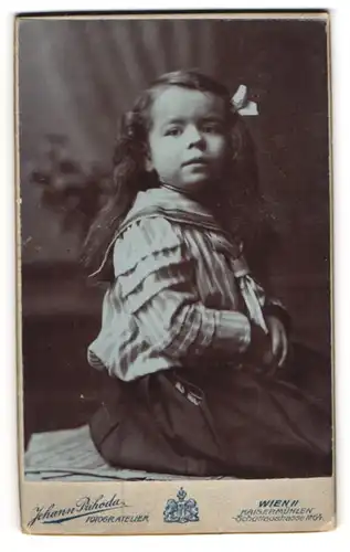 Fotografie Johann Prihoda, Wien, Kaisermühlen, Schüttaustr. 64, Kleines Mädchen in Matrosenbluse