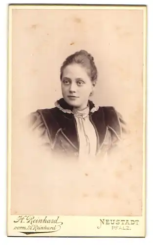 Fotografie H. Reinhard, Neustadt a. H., Junge Dame in festlicher Kleidung