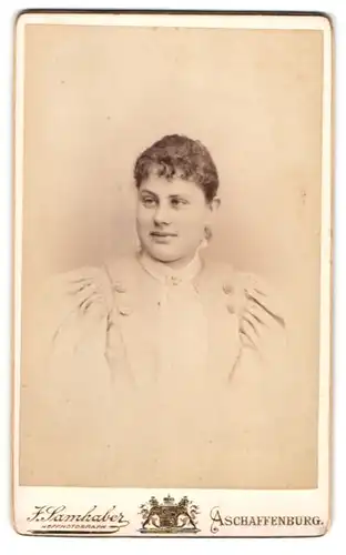 Fotografie J. Samhaber, Aschaffenburg, Junge Dame mit zurückgebundenem Haar